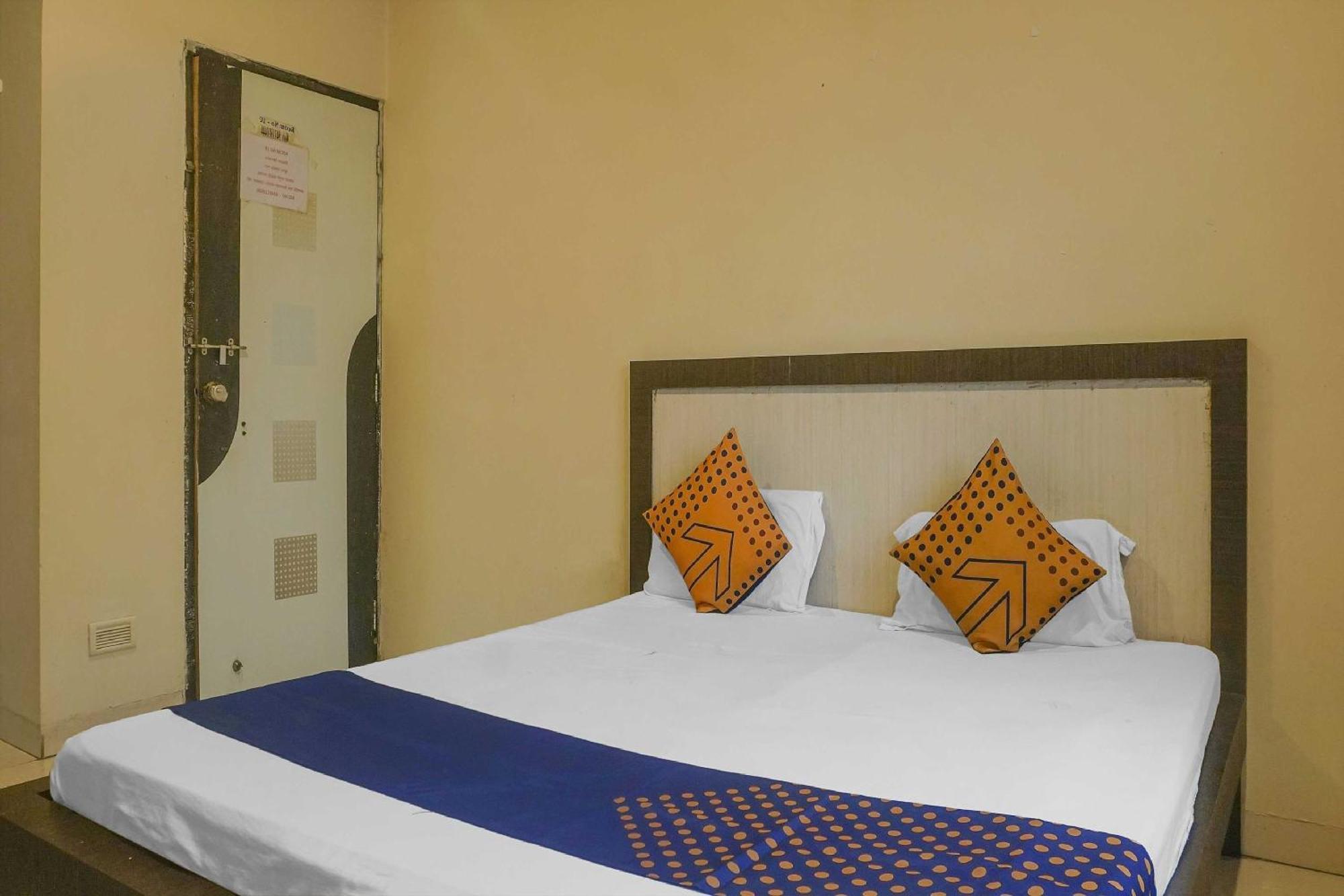 Hotel O Peacock Lodging Kharakvasla Esterno foto