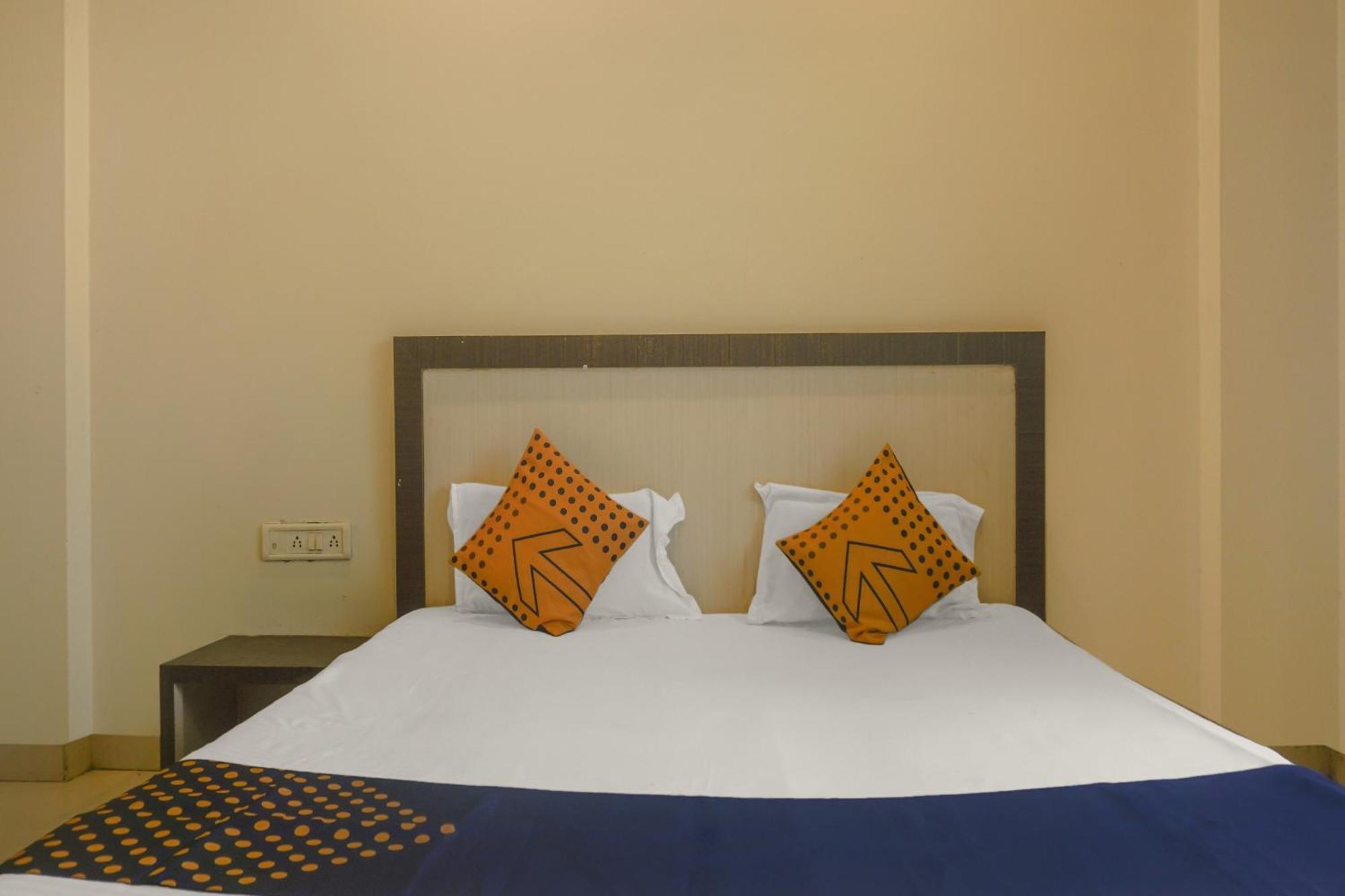 Hotel O Peacock Lodging Kharakvasla Esterno foto