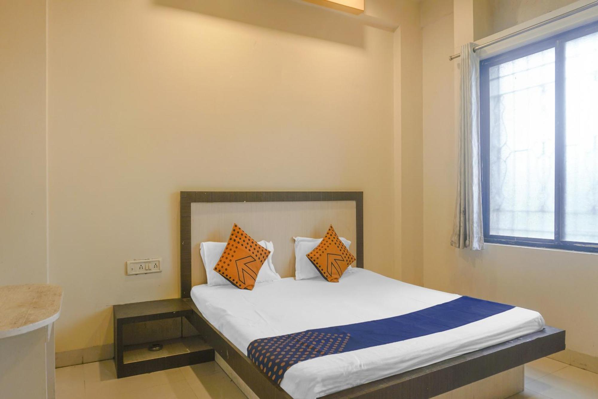 Hotel O Peacock Lodging Kharakvasla Esterno foto
